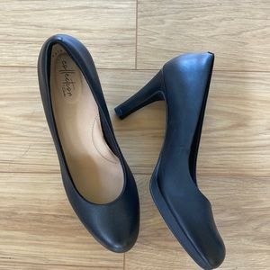Clarks Pumps- Black❤️